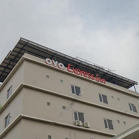 Oyo 616 Express Inn Палембанг Екстер'єр фото